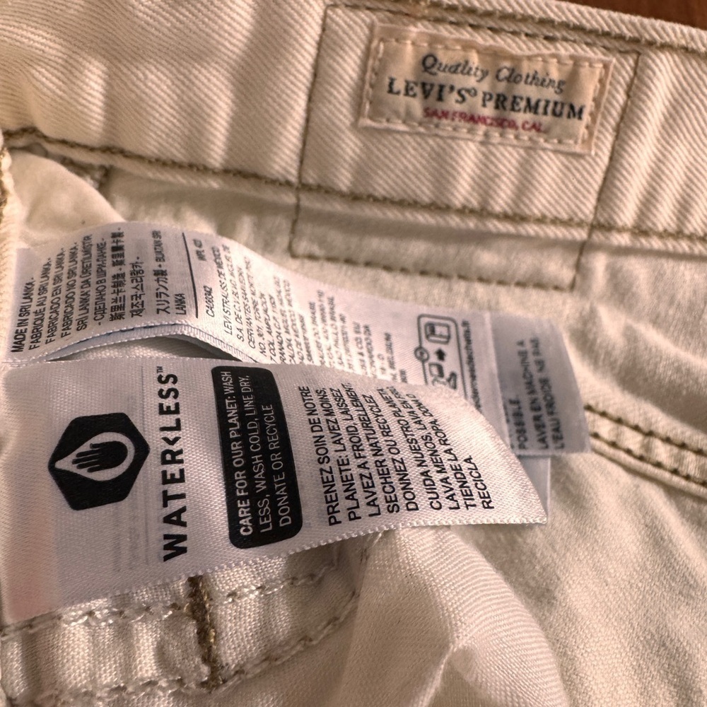 Levi’s Premium 70s Movin’ On High Rise Flare Jeans in Sunny Cream - Picture 13 of 15